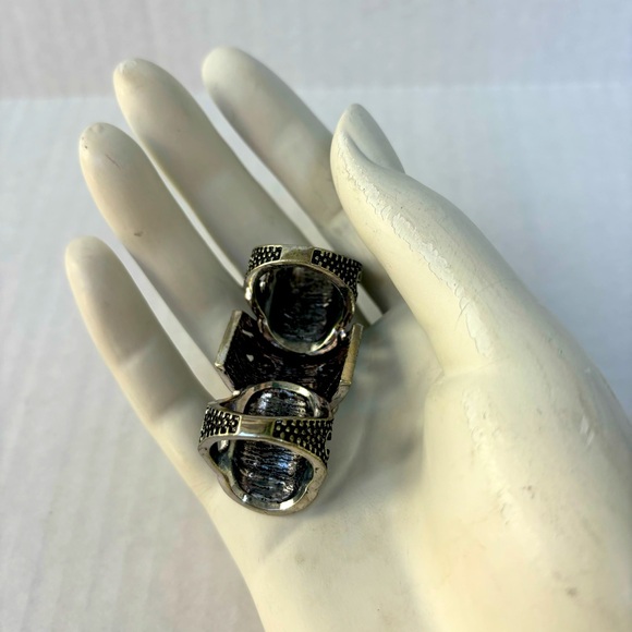 Knight’s Vow Gauntlet Ring - Picture 5 of 7